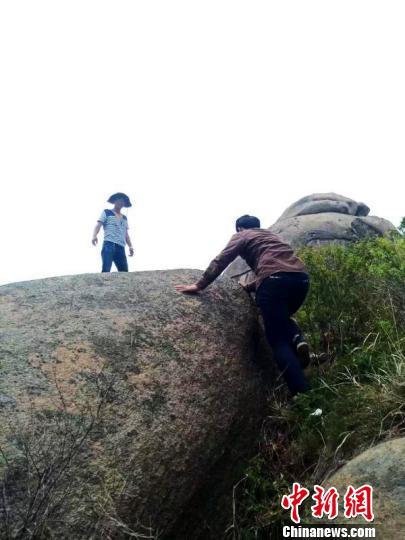 为了到达另外一个目的地，张智杰徒手爬山。受访者供图摄